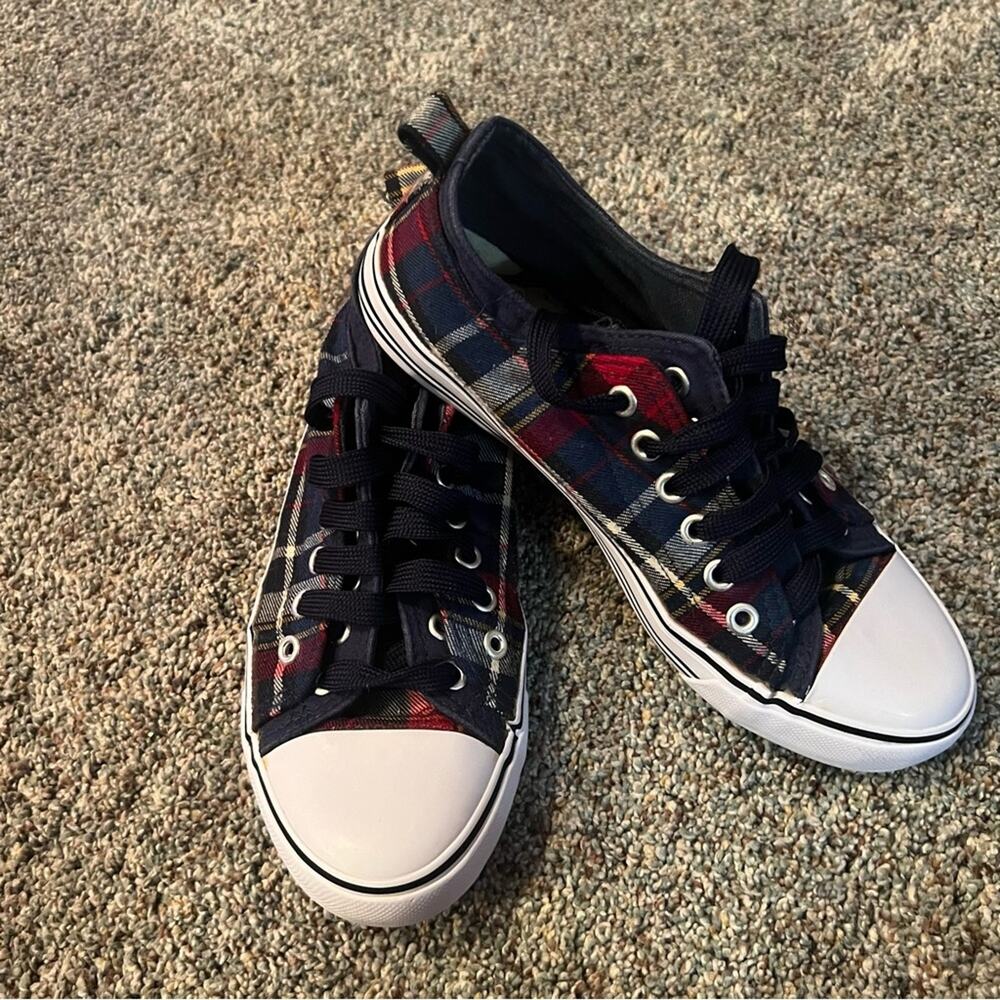 Twisted Low Top Sneakers Size 7 Plaid